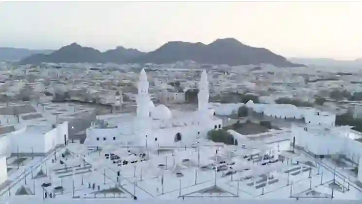السعودية تتخذ قرار تاريخي يغير مواعيد الصلاة في أهم مساجد المدينة المنورة 